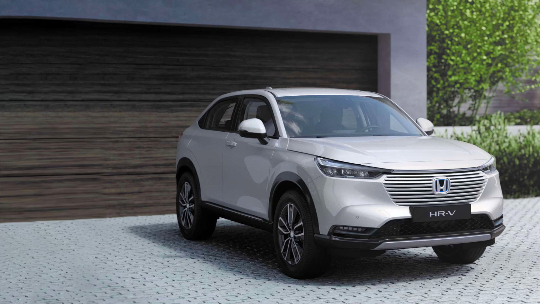 Pohľad spredu na model Honda HR-V zaparkovaný na príjazdovej ceste.