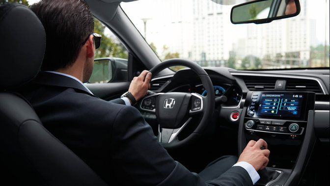 Záber na interiér modelu Honda Civic sedan s manuálnou prevodovkou.