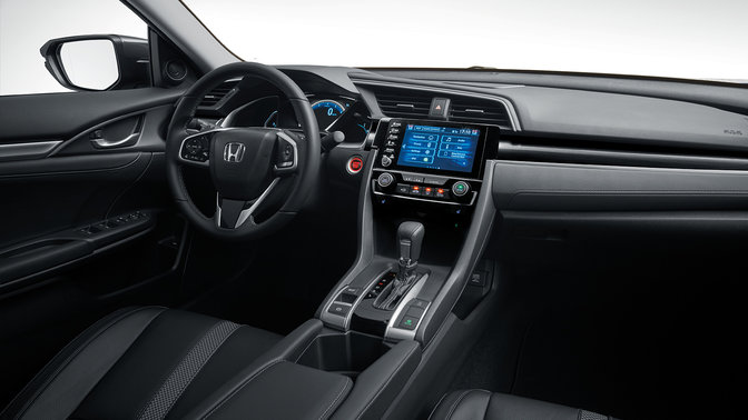 Detailný záber na automatickú prevodovku modelu Honda Civic sedan.