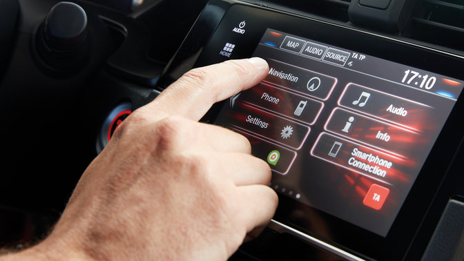 Detailný záber na informačno-zábavný systém Honda CONNECT s navigáciou Garmin.