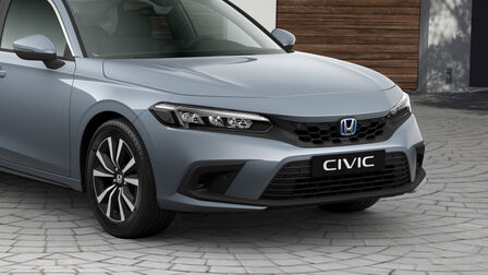 Detailný záber na predné parkovacie senzory vozidla Honda Civic e:HEV