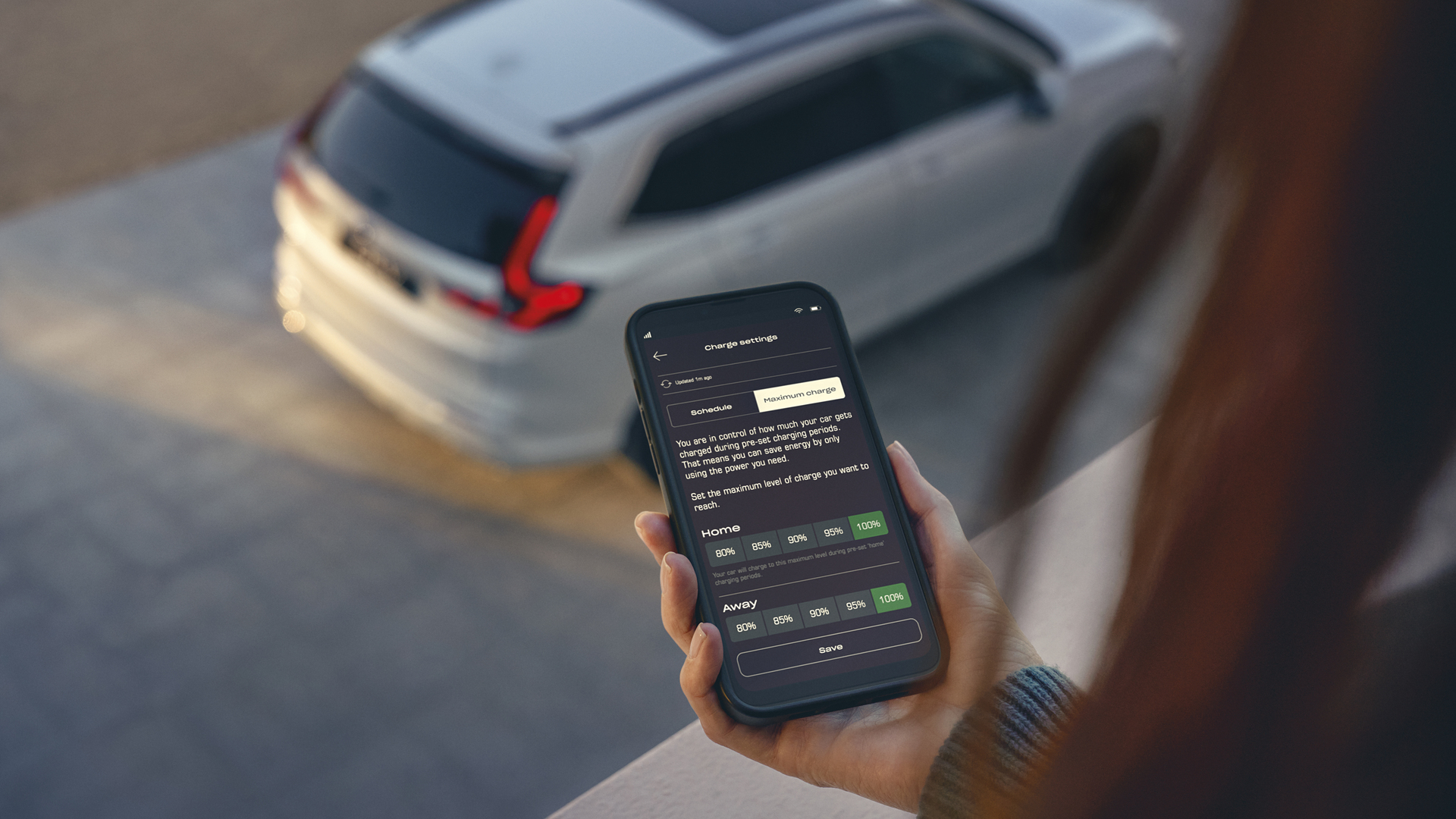 Detailný záber figuranta používajúceho aplikáciu My Honda+.