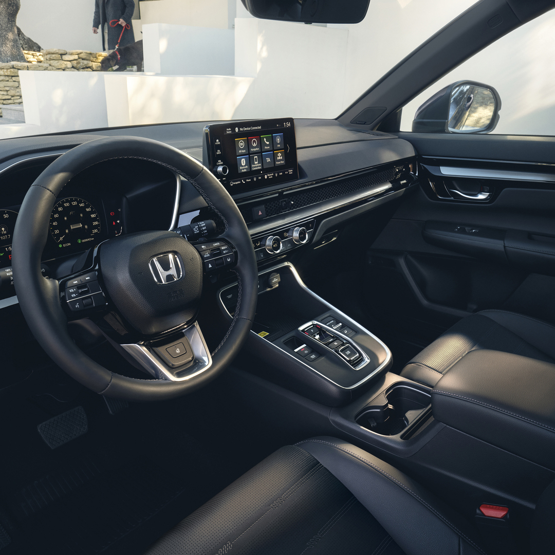 Trojštvrťový pohľad na interiér modelu Honda CR-V Hybrd SUV.