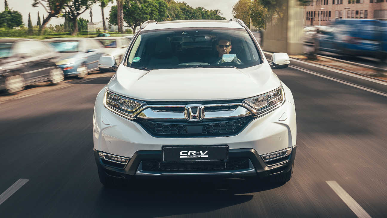 Pohľad spredu na vozidlo Honda CR-V Hybrid na ulici.