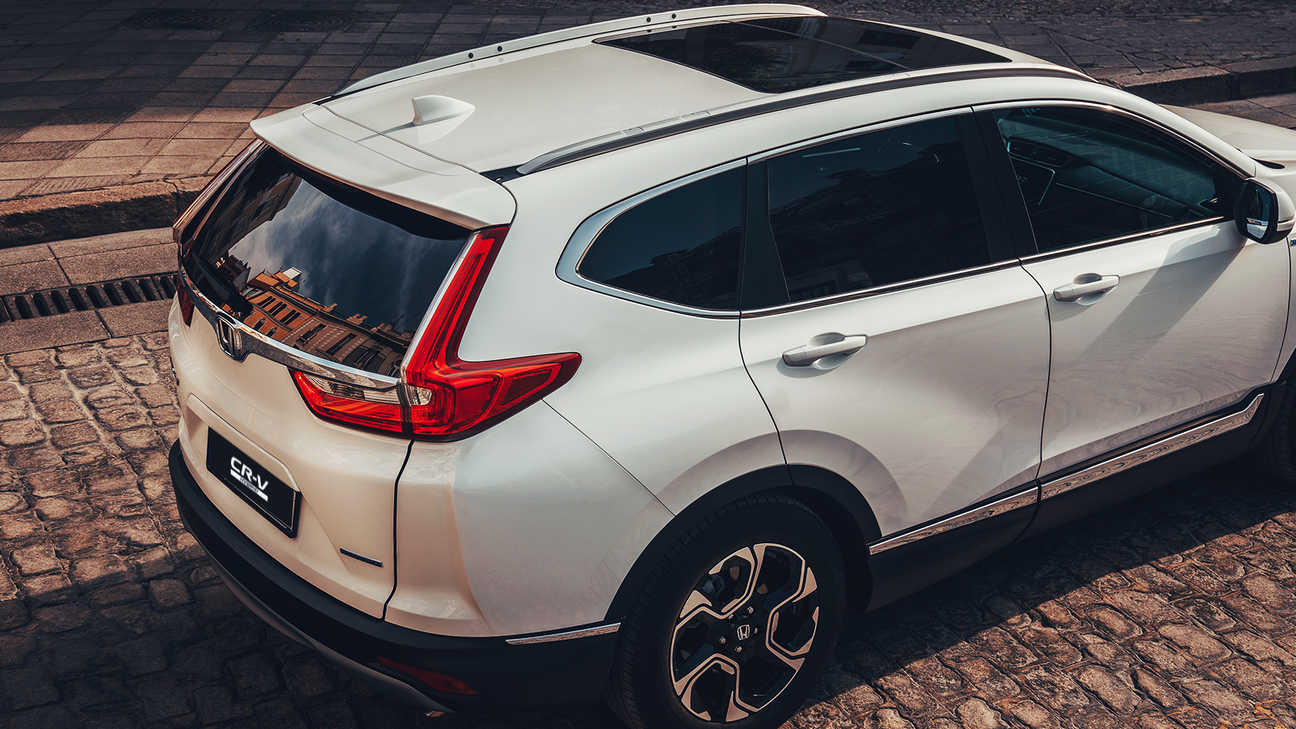 Pohľad zozadu na vozidlo Honda CR-V Hybrid na ulici.