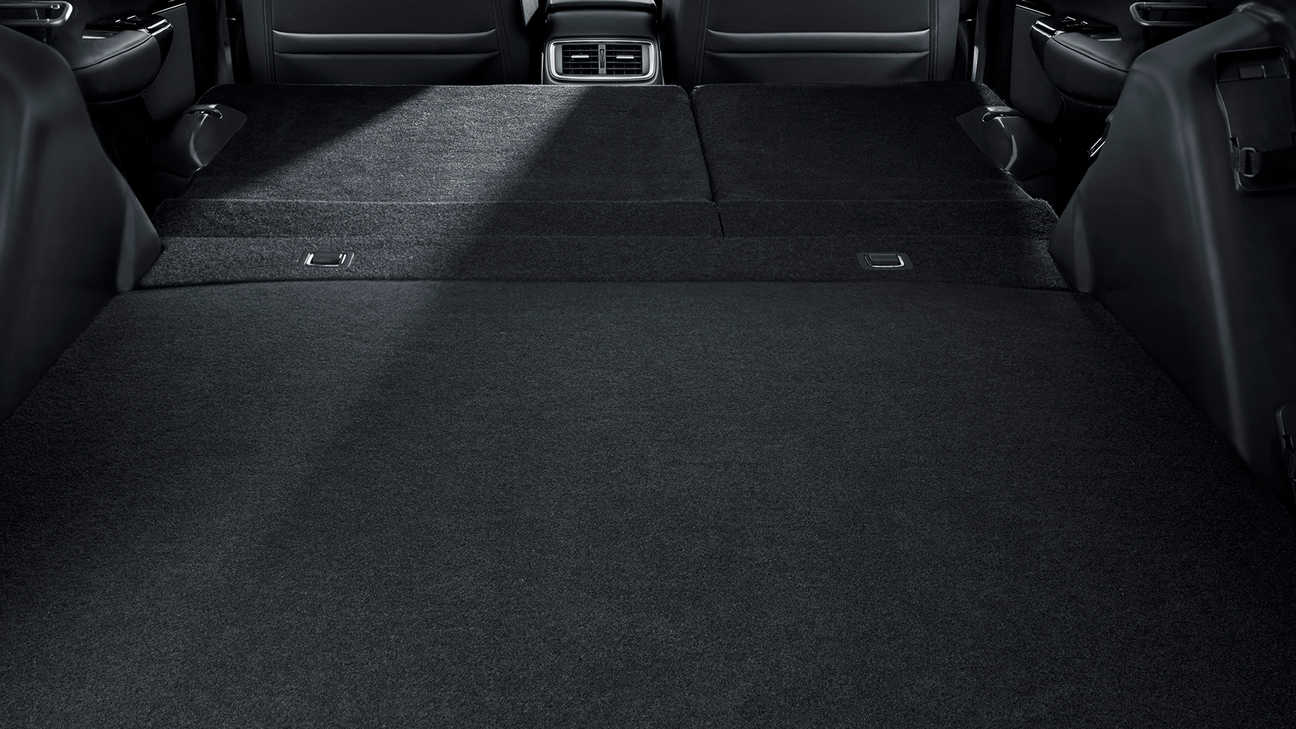 Záber na interiér vozidla Honda CR-V Hybrid so sklopenými zadnými sedadlami.