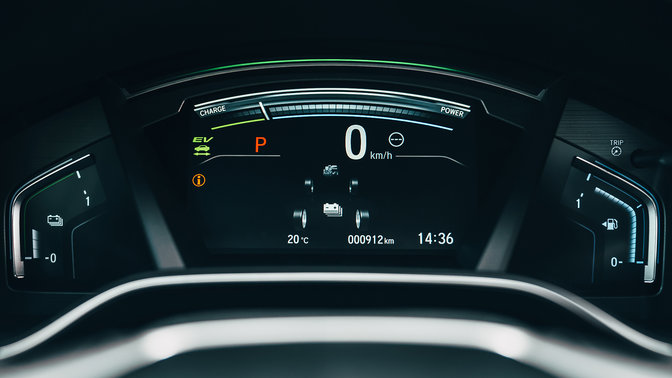 Detailný záber zboku na displej TFT modelu Honda CR-V Hybrid.