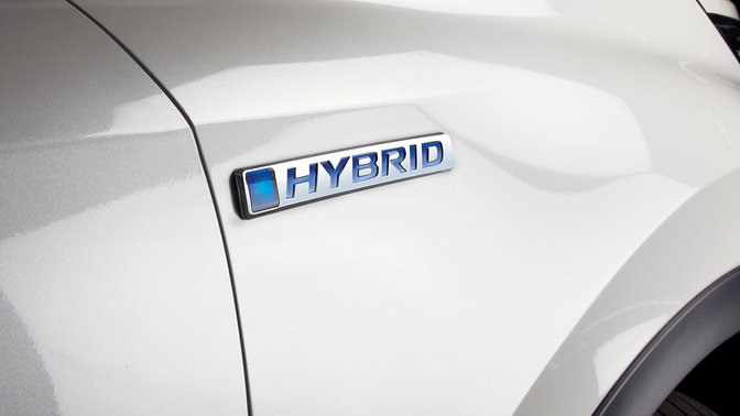 Detailný bočný záber na logo Honda CR-V Hybrid.