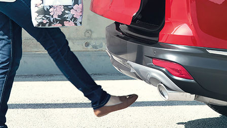 Bočný pohľad na technológiu otvárania batožinového priestoru modelu Honda CR-V Hybrid bez použitia rúk.