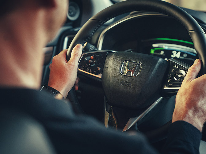Detailný trojštvrťový bočný záber na volant modelu Honda CR-V Hybrid.