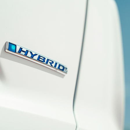 Detailný záber loga Hondy CR-V Hybrid.
