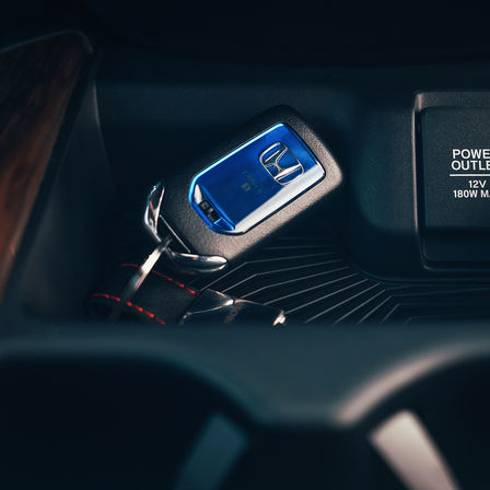 Detailní záber na kľúč od vozidla Honda CR-V Hybrid.