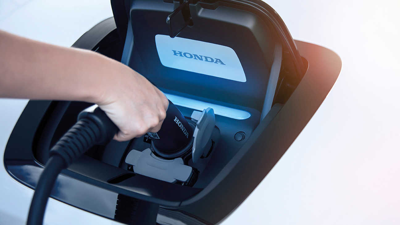 Detailný záber na nabíjačku Honda e Power Charger.