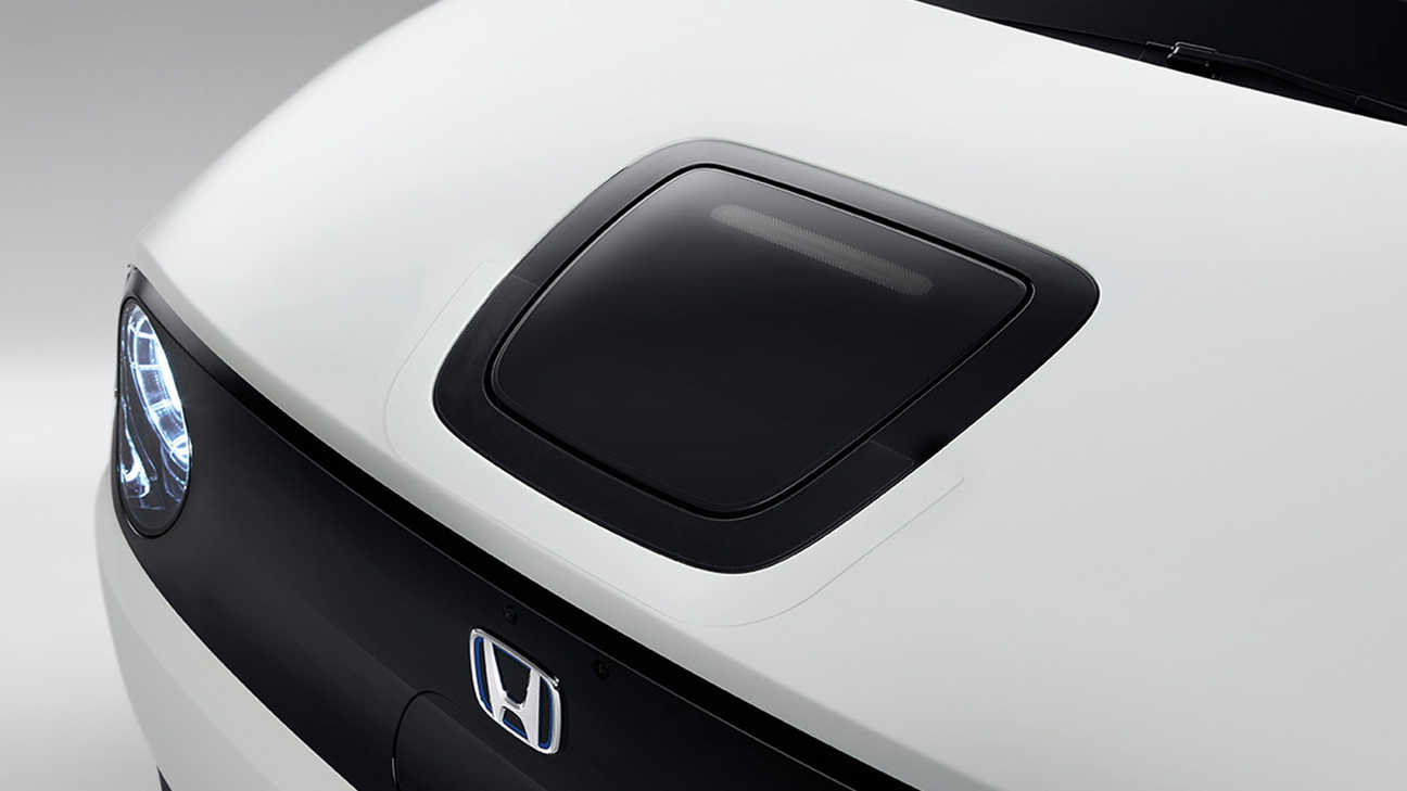 Detailný záber na ochrannú fóliu portu nabíjačky Honda E Power Charge.