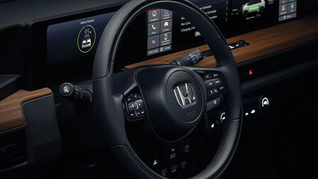 Detailný záber na volant v interiéri vozidla Honda e. 