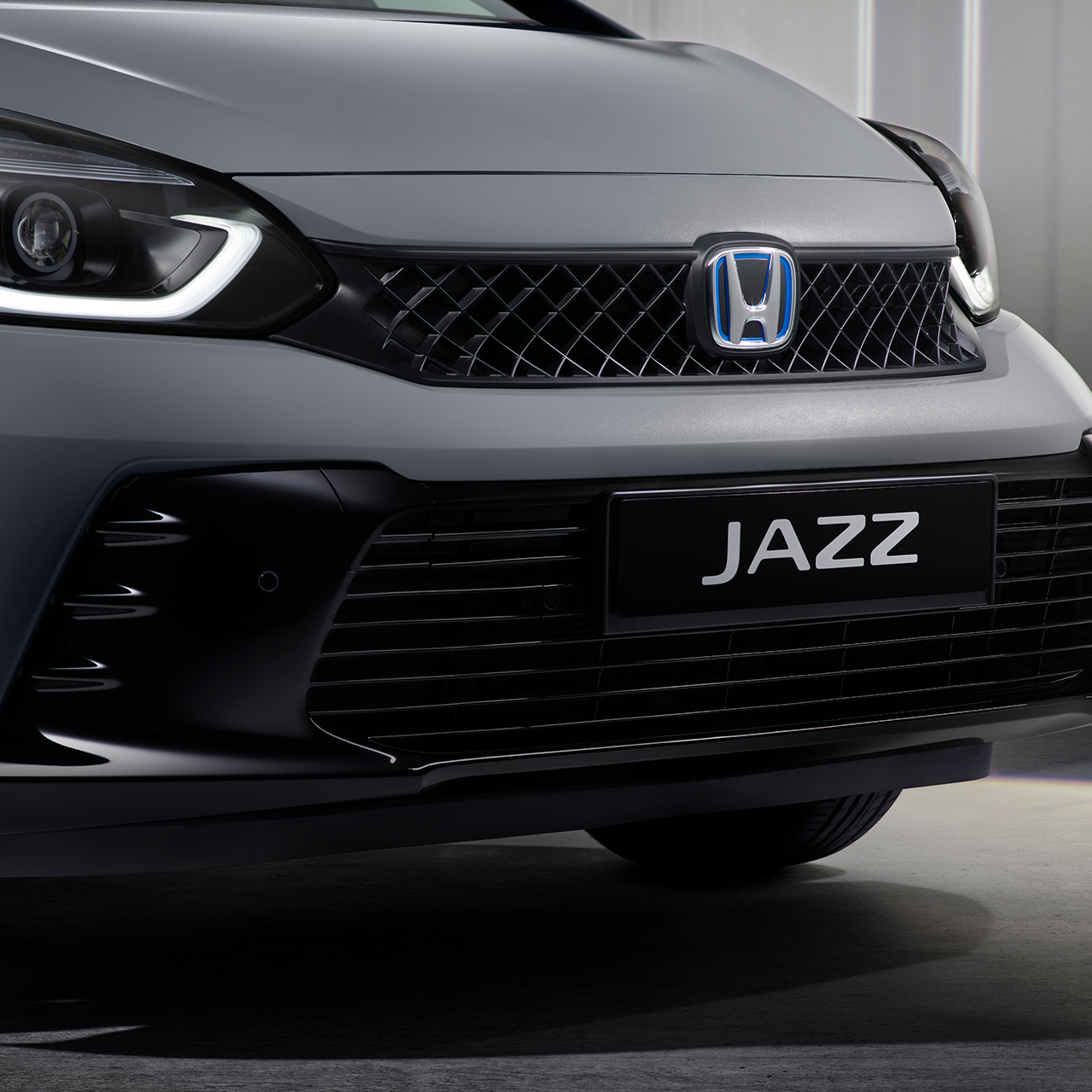 Detailný pohľad na športovú mriežku chladiča Jazz eHev.
