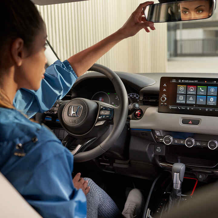 Interiér predného sedadla vodiča a palubnej dosky HR-V. 