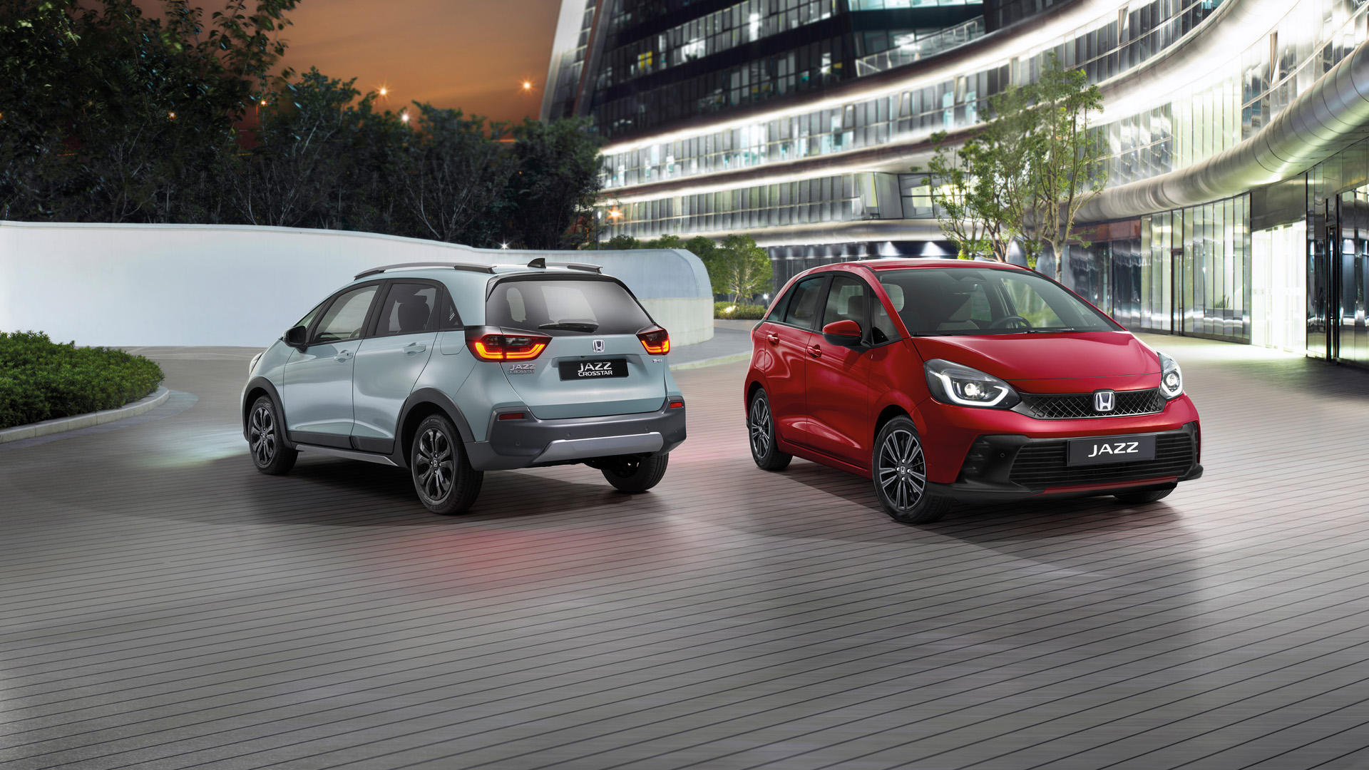 Vedľa seba boli zaparkované vozidlá Honda Jazz Hybrid a Honda Jazz Crosstar.