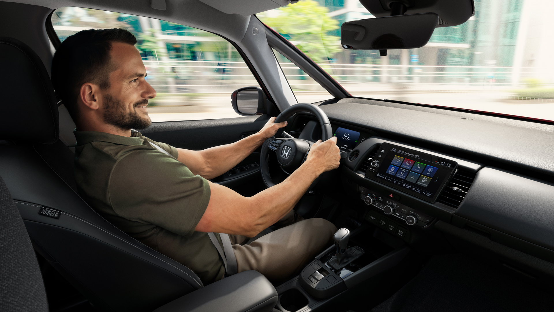 Pohľad z interiéru na palubnú dosku vozidla Honda Jazz.