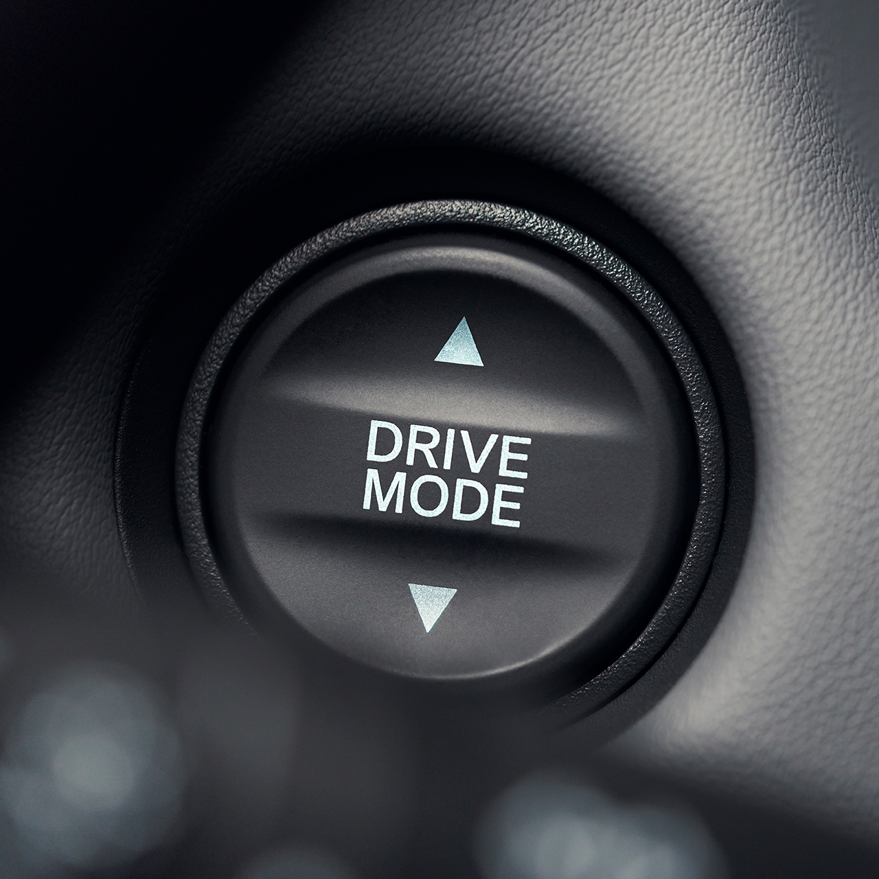 Detail tlačidla režimu jazdy s bielym textom