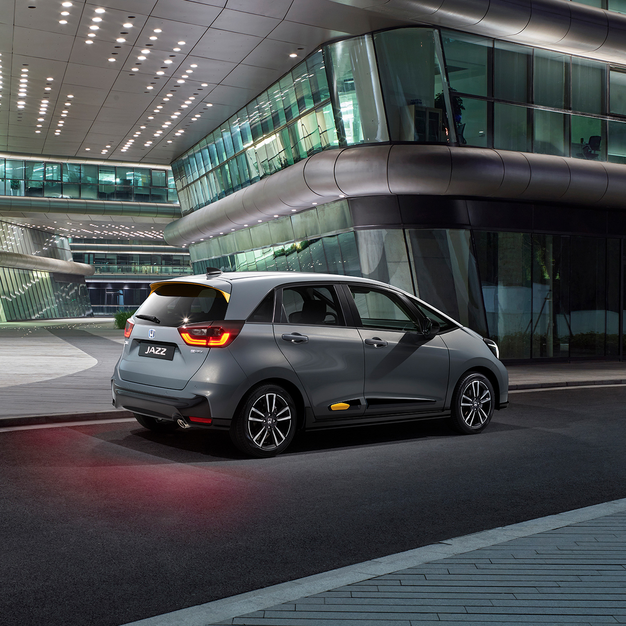 Pohľad zozadu na vozidlo Honda Jazz zaparkované v meste.