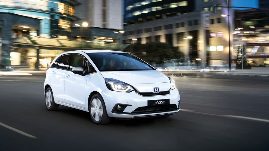 Pohľad spredu na vozidlo Honda HR-V idúce po vidieckej ceste