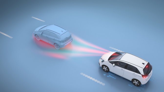 Vozidlo Honda idúce za ďalším vozidlom so znázornením signálu detekcie v rámci predchádzania kolíziám