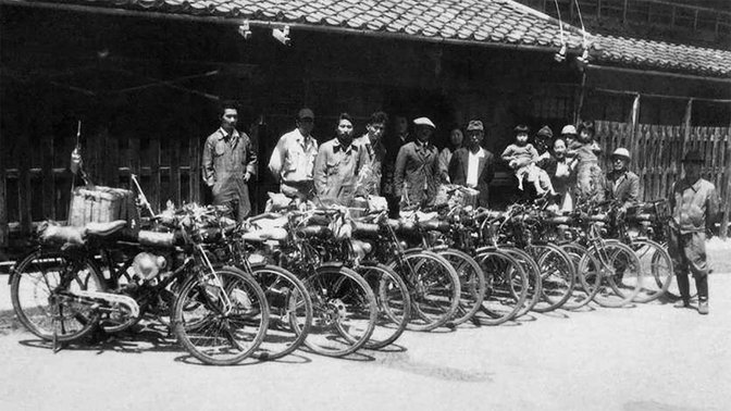 Niektorí z pôvodných zamestnancov spoločnosti Honda pred továrňou v Hamamatsu v roku 1948.
