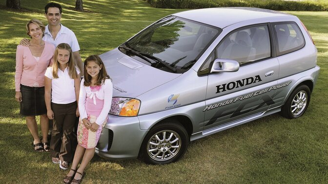 Prvá rodina kupujúca Hondu FCX.