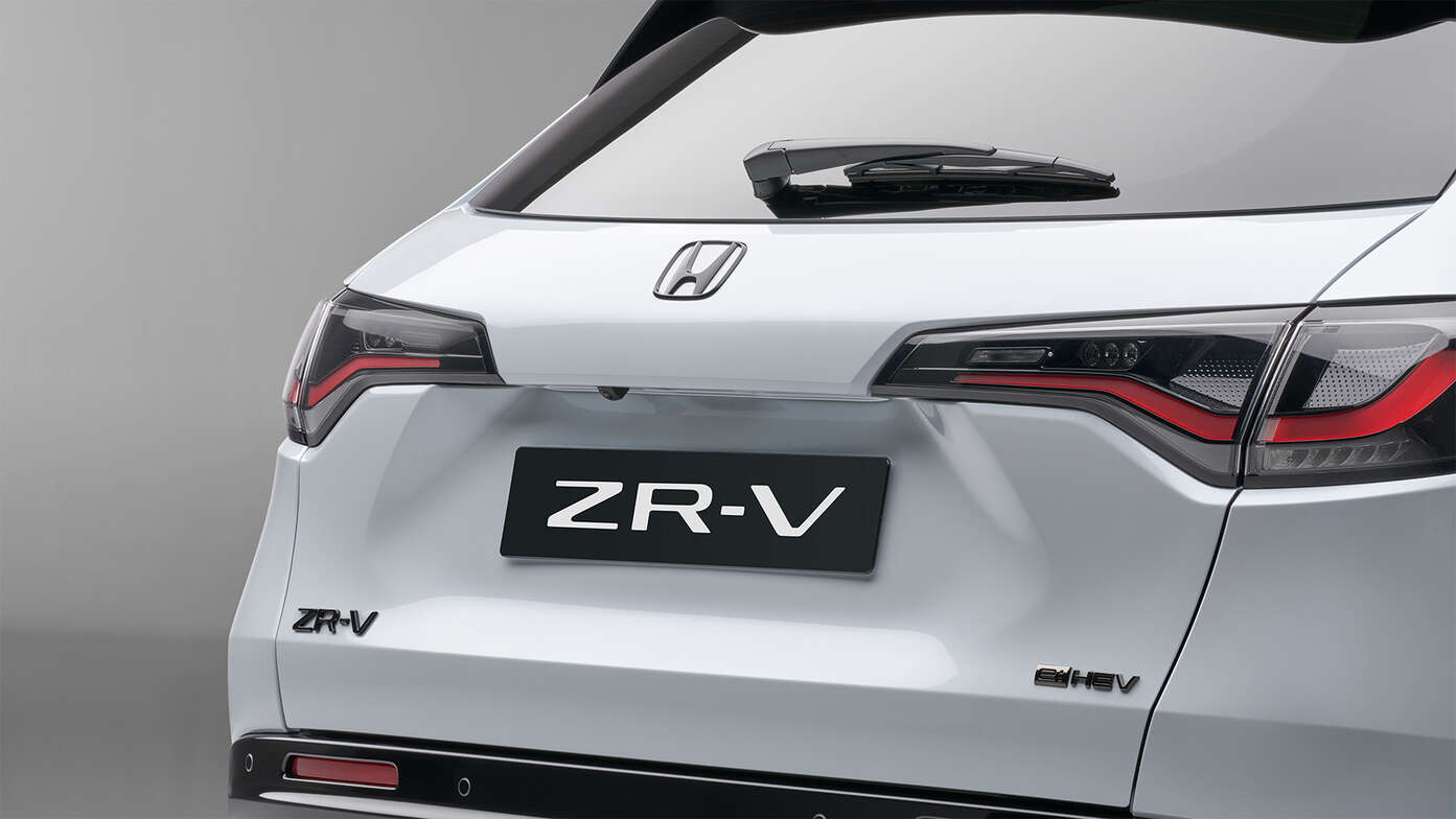 Trojštvrťový pohľad spredu na model ZR-V s balíkom Black s emblémom