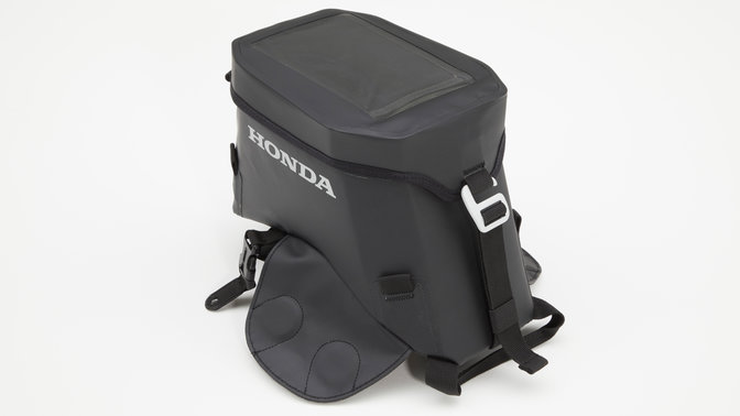 Detailný záber na tašku na nádrži modelu Honda Africa Twin Adventure Sports