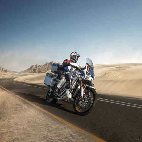 Honda Africa Twin Adventure Sports, trojštvrťový záber spredu z pravej strany, jazda po ceste v púšti