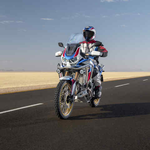 Honda Africa Twin Adventure Sports, trojštvrťový záber spredu z ľavej strany, jazda po ceste v púšti