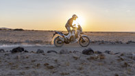Pohľad sprava na model Honda Africa Twin Adventure Sports pri jazde púšťou po prašnej ceste