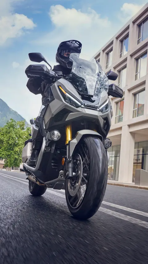 X-ADV predný ¾ obrázok na štrkovej ceste v lese