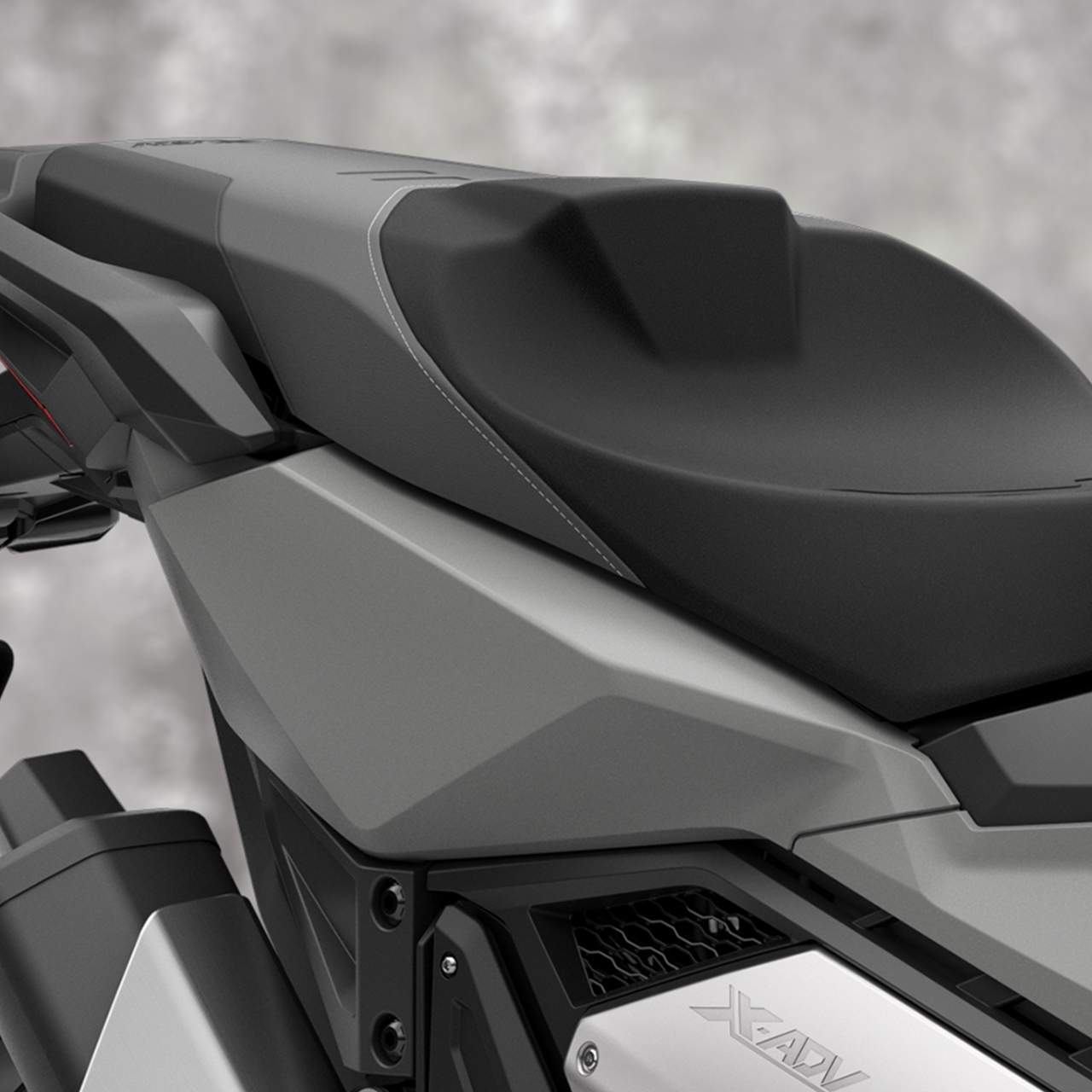 Detailný záber na sedadlo motocykla Honda X-ADV.