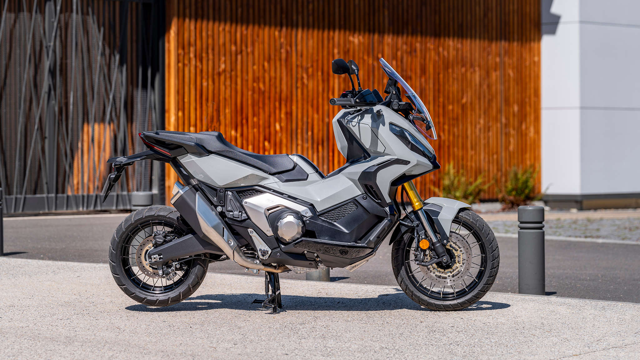 Honda X-ADV, sivý motocykel na ulici