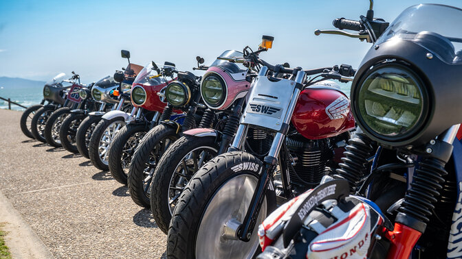 Na mieru upravené motocykle GBB350S na festivale Wheels and Waves 2025