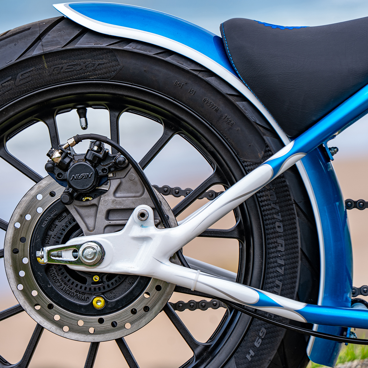 Zadné koleso a kyvná vidlica na mieru prispôsobeného motocykla GB350s Hachimann