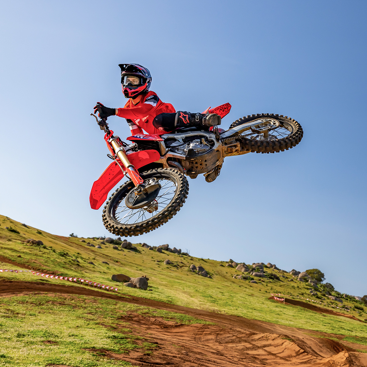 CRF450R na trati s motokrosovým jazdcom