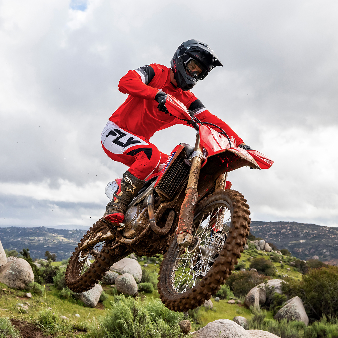CRF450R na trati s motokrosovým jazdcom