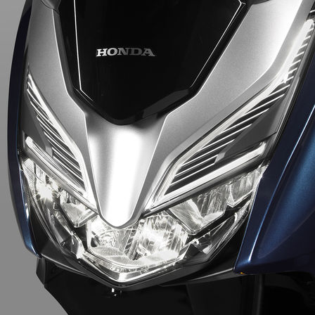 Priblížený pohľad na svetlomety LED skútra Honda Forza 300.