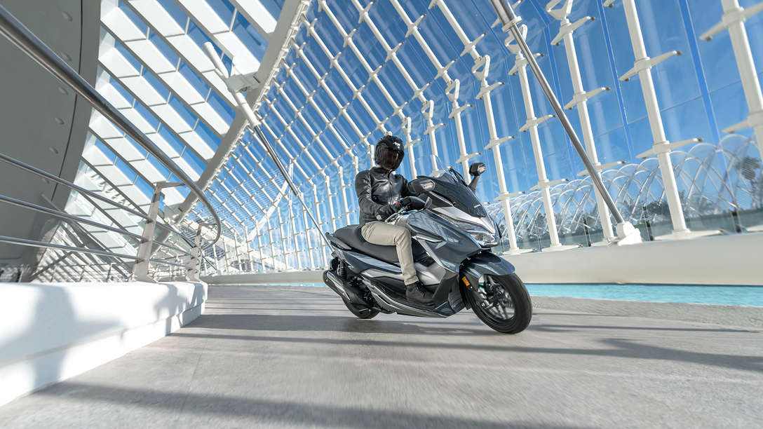 Predný trojštvrťový pohľad na skúter Honda Forza 300 v meste.