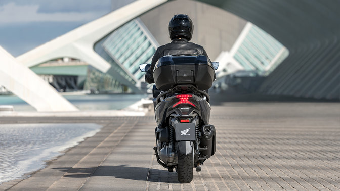 Zadný pohľad na skúter Honda Forza 300 v meste.