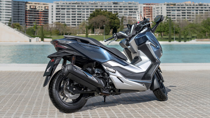 Bočný pohľad na skúter Honda Forza 300 v meste.