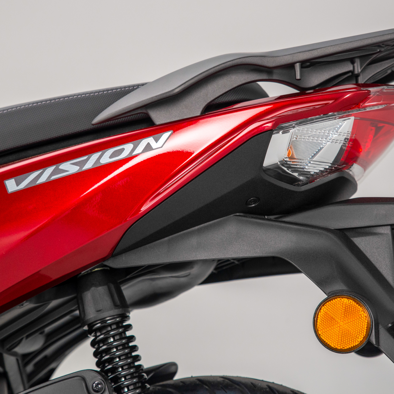 Vision 110 zadný trojštvrťový záber s logom