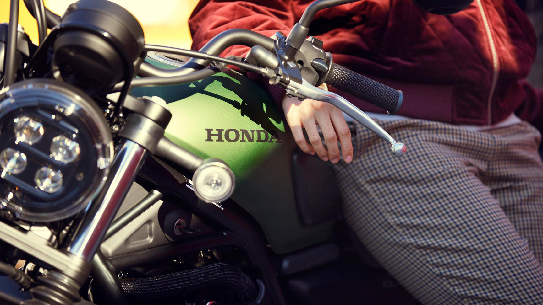 Detailný bočný záber na motocykel Honda CL500 s figurantom.