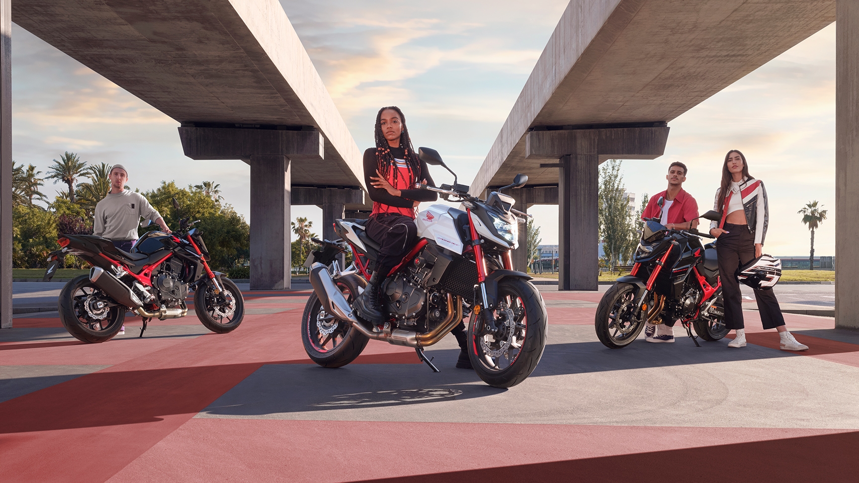 Fotografia modelu Honda CB750 Hornet v troch farebných verziách 