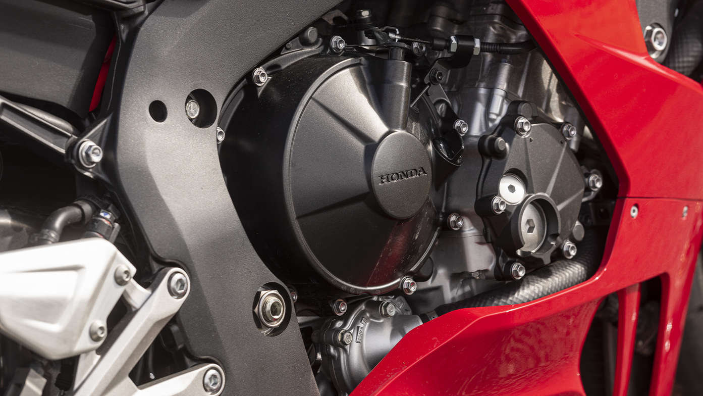 Honda CBR1000RR-R Fireblade, detailný záber na štvorvalcový motor