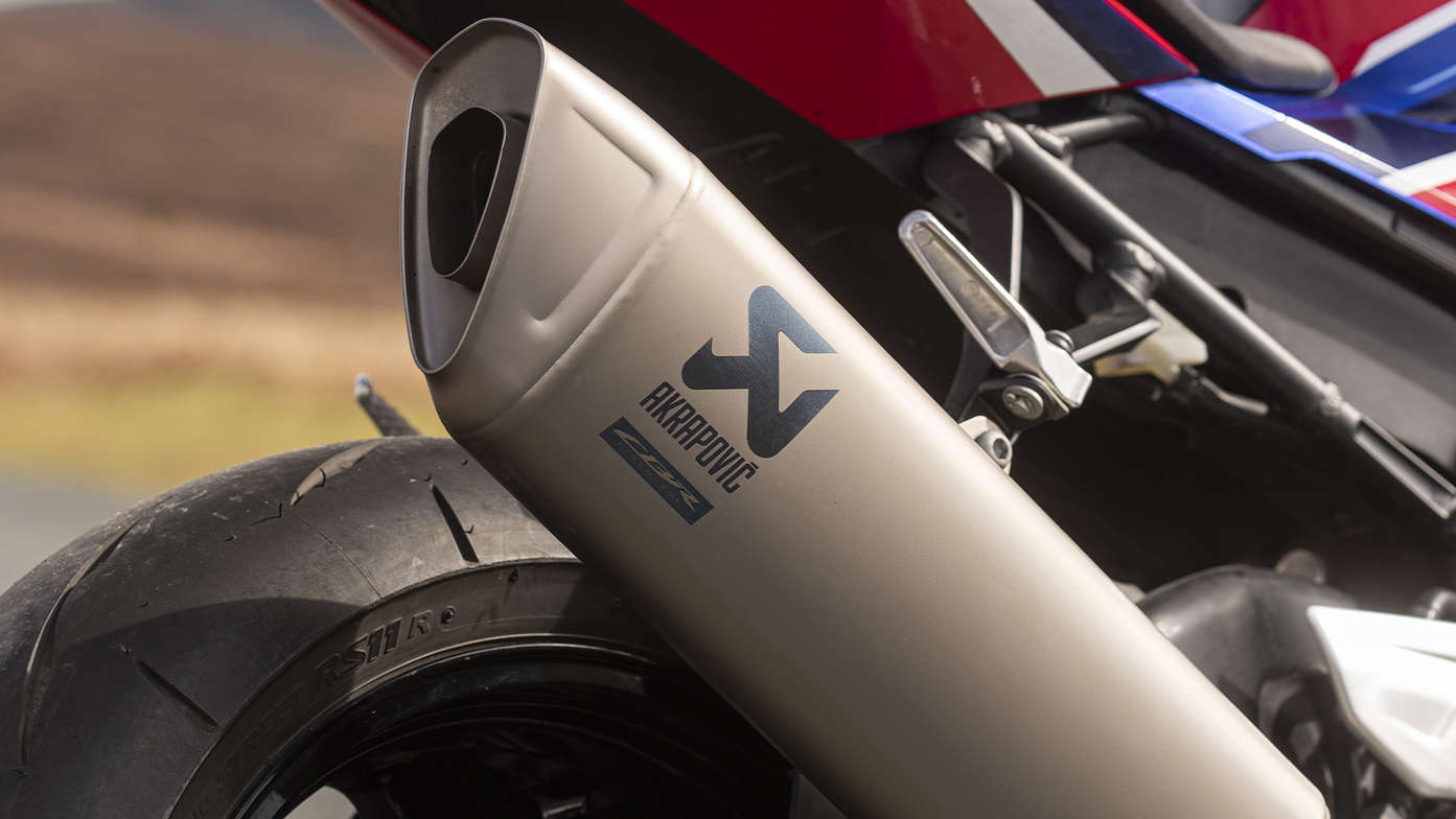 Honda CBR1000RR-R Fireblade, detailný záber na titánový tlmič výfuku